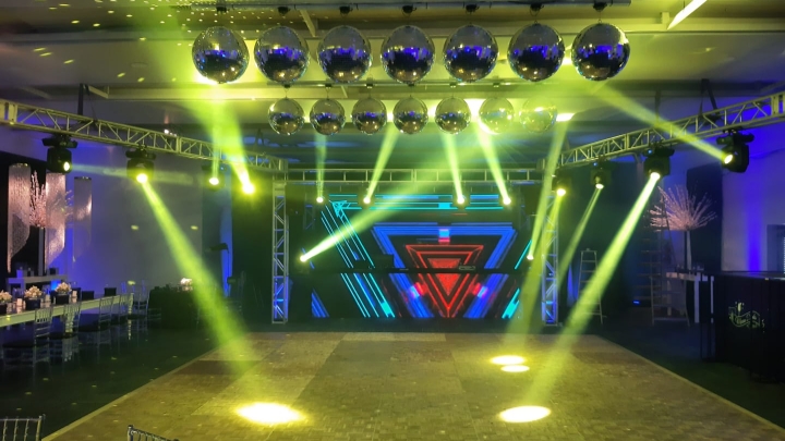 Iluminación y pantalla LED en evento de Hillairet Eventos