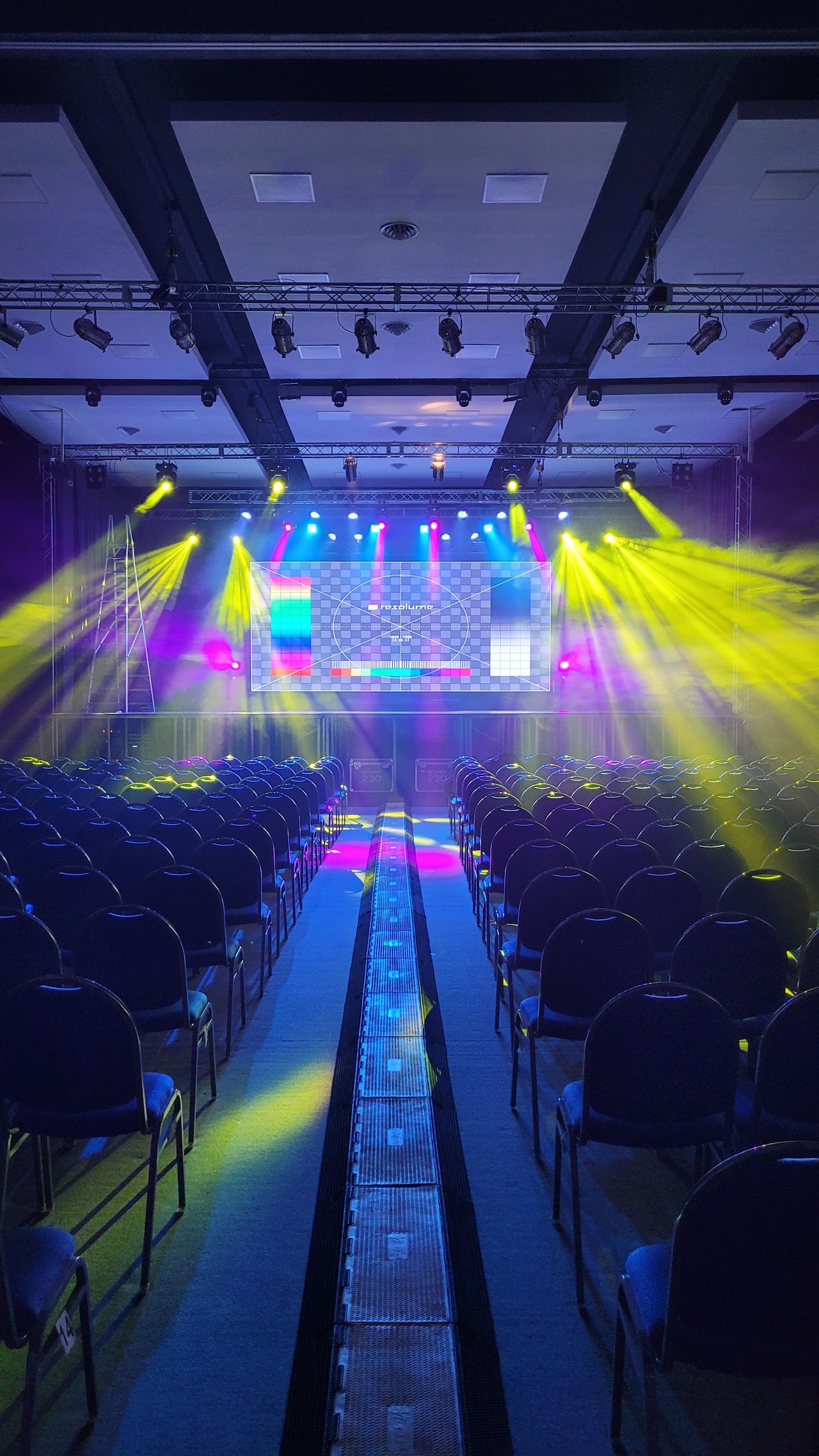 Salón de evento con pantalla LED y streaming