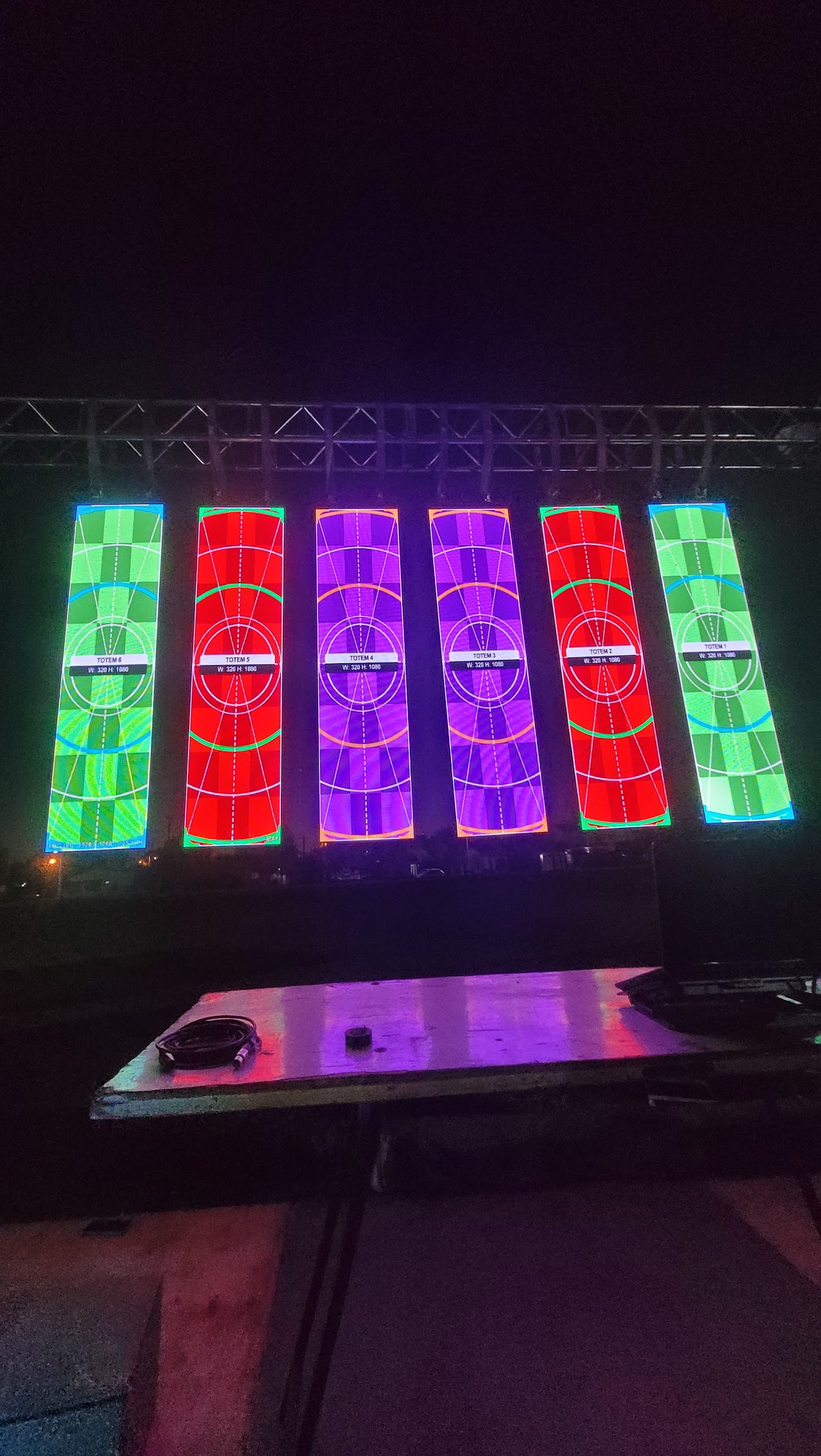 Totems de pantalla LED en evento al aire libre