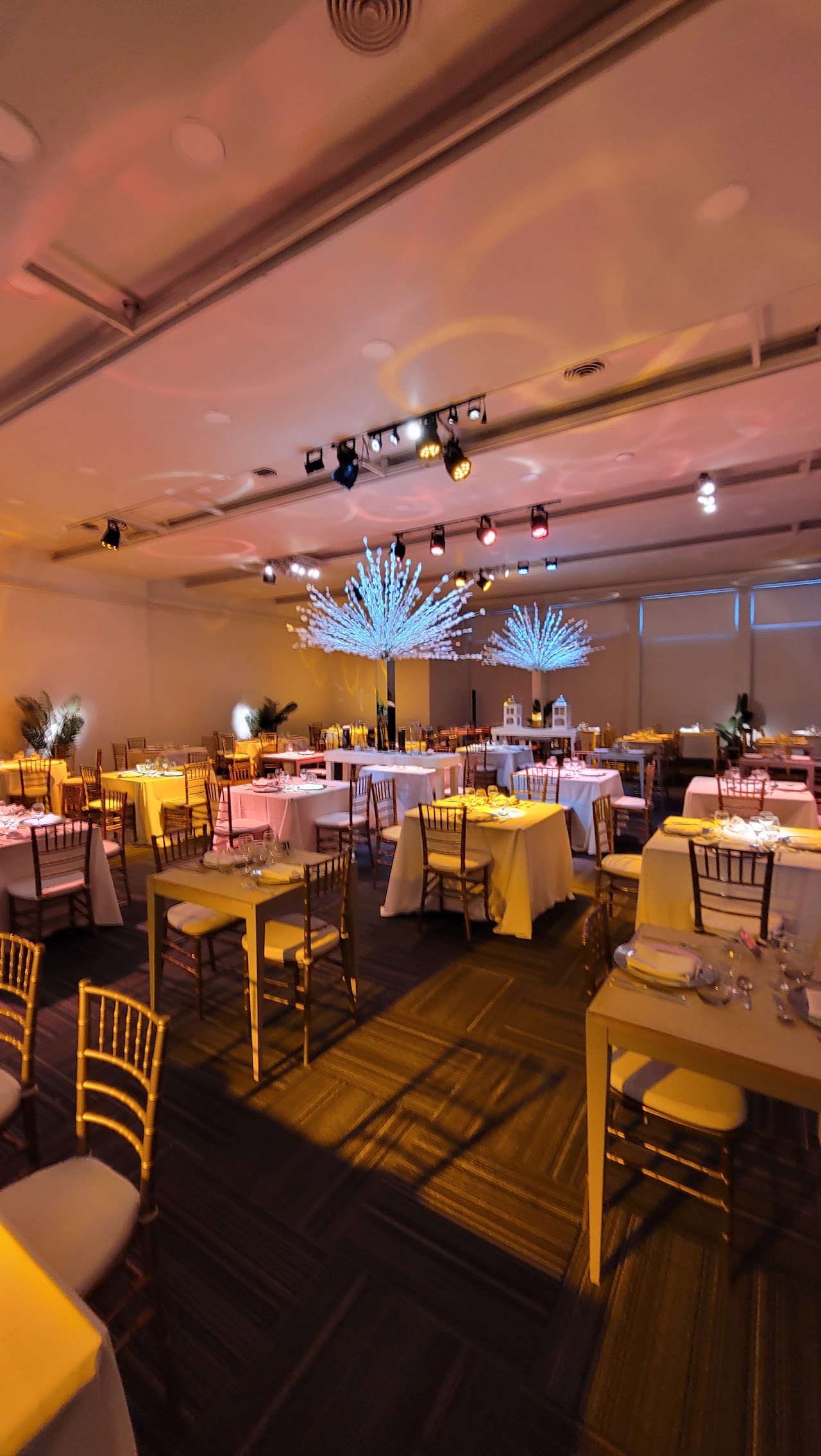 Ambientación e iluminación de salón para casamiento
